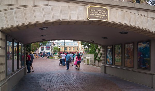 disneylandtunnel2.jpg